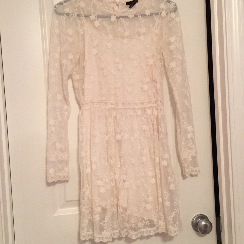 White Lace Long-Sleeved Dress